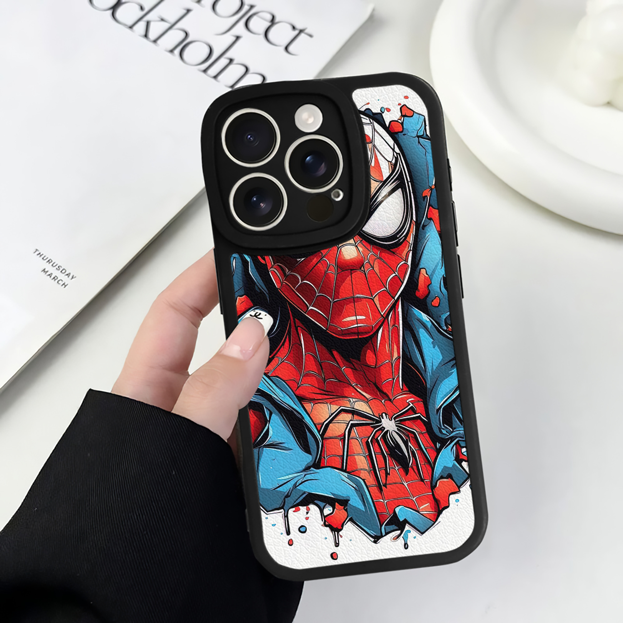 （画像用） Spider Man スパイダーマン 【iPhone 16シリーズ対応】シリコンスマホケース（レザー調） 材質：シリコン